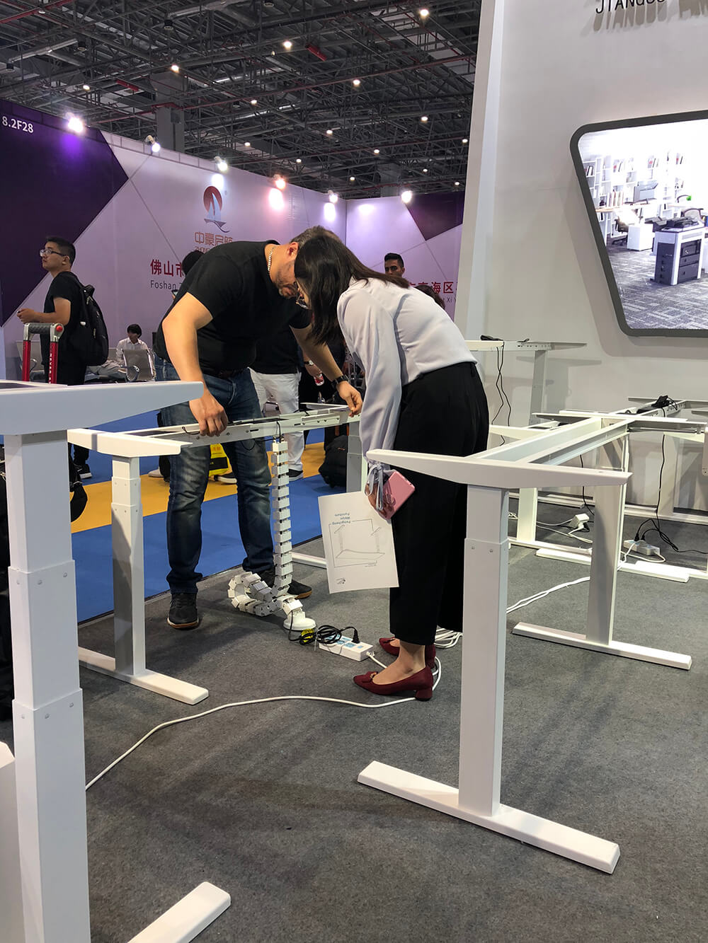 Buyer was measuring Pengcheng height adjustable desk